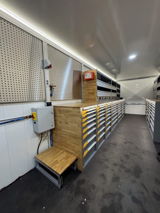 Legbordensysteem met houten vloer in een lichte bestelwagen