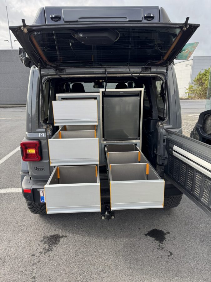 Uitschuifbare modules in een terreinwagen